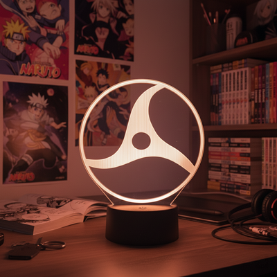 Chambre ado manga la nuit avec lampe 3D Itachi allumée sur le bureau, ambiance déco chambre manga immersive