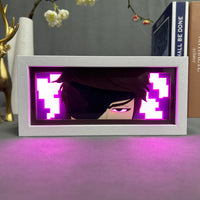 Boite lumineuse Aizen Bleach allumée rose, cache-oeil et motifs violets lumineux encadrés dans cadre blanc horizontal