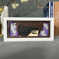 Boite lumineuse Aizen Bleach éteinte, regard froid avec cache-oeil noir et motifs violets de Hueco Mundo