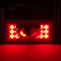 Boite lumineuse Asta rétroéclairée rouge vif dans l'obscurité, regard intense Black Clover avec trèfles lumineux