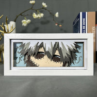 Boite lumineuse Dabi My Hero Academia éteinte, visage couturé avec cheveux noirs et inscription Dabi en japonais