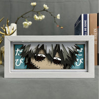Boite lumineuse Dabi My Hero Academia fond turquoise, visage couturé avec kanji Dabi encadrés dans cadre blanc