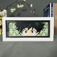 Boite lumineuse Deku Izuku Midoriya éteinte, grand yeux verts expressifs et motifs All Might sur fond vert clair