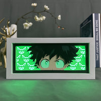Boite lumineuse Deku My Hero Academia illuminée vert fluo, yeux lumineux et symboles One For All rétroéclairés