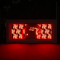 Boite lumineuse Draken Tokyo Revengers illuminée rouge vif, tatouage dragon lumineux et motifs gang rétroéclairés