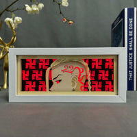 Boite lumineuse Draken Tokyo Revengers fond rouge avec motifs lumineux, tatouage dragon tête rasée cadre blanc