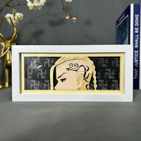 Boite lumineuse Draken Tokyo Revengers éteinte, profil avec tresse blonde et tatouage dragon sur fond sombre