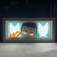 Boite lumineuse Eren illuminée en bleu turquoise, visage expressif avec ailes de liberté découpées en papier
