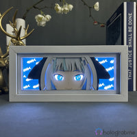 Boite lumineuse Gawr Gura Hololive allumée bleu vif, yeux bleus lumineux et arêtes de poissons illuminées en fond
