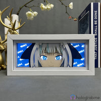Boite lumineuse Gawr Gura Hololive lumière bleue douce, visage anime et motifs poissons éclairés, posée sur étagère