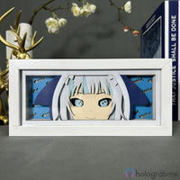 Boite lumineuse Gawr Gura Hololive éteinte, cadre blanc avec bonnet requin bleu et motifs poissons sur fond clair