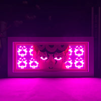 Boite lumineuse Giorno Giovanna éclairée en rose fuchsia intense, motifs floraux découpés en papier multicouche