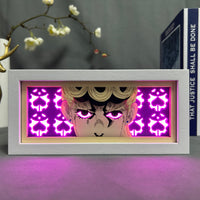 Boite lumineuse Giorno Giovanna JoJo allumée rose, regard perçant du personnage encadré de motifs en papier découpé