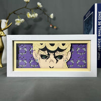 Boite lumineuse Giorno Giovanna JoJo posée sur bureau, fond violet avec motifs découpés, lumière chaude éteinte