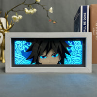 Boite lumineuse Giyu Tomioka allumée en bleu cyan, regard intense du pilier de l'eau avec vagues lumineuses découpées