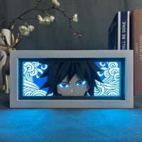 Boite lumineuse Giyu Tomioka Demon Slayer éclairée en bleu, cheveux noirs et yeux bleus encadrés de vagues japonaises
