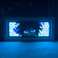Boite lumineuse Giyu Tomioka illuminée bleu intense dans l'obscurité, vagues Kimetsu no Yaiba lumineuses et visage sombre