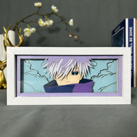 Boite lumineuse Gojo Satoru Jujutsu Kaisen, cheveux blancs et oeil bleu unique visible sur fond bleu-vert avec éclairs