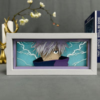 Boite lumineuse Gojo Satoru cadre blanc, éclairs turquoise autour du visage, fond lavande décoration chambre Jujutsu Kaisen