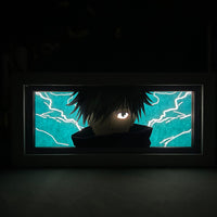 Boite lumineuse Gojo rétroéclairage éclairs lumineux en ambiance sombre, silhouette et yeux perçants sur fond bleu cyan