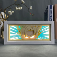 Boite lumineuse Goku Super Saiyan Dragon Ball allumée, énergie turquoise rayonnante et cheveux légendaires illuminés
