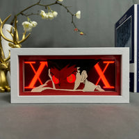 Boite lumineuse Gon Freecss cadre blanc, yeux rouges lumineux et lettres X sur fond rouge, décoration anime One Piece