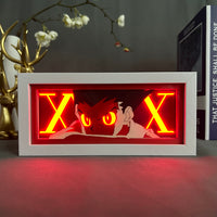 Boite lumineuse Gon Freecss rétroéclairage rouge, lettres X jaunes lumineuses sur fond sombre ambiance chambre gaming