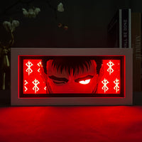 Boite lumineuse Guts mode berserker, éclairage rouge vif en ambiance sombre, motifs runiques Berserk sur les côtés