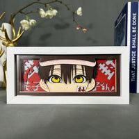 Boite lumineuse Hanako Kun, visage aux yeux dorés et casquette sur fond rouge avec kanji japonais en décoration chambre