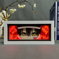 Boite lumineuse Hanako Kun cadre gris, éclairage rouge chaud, yeux dorés et symboles japonais décoration manga chambre