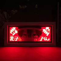Boite lumineuse Hanako Kun rétroéclairage rouge intense en ambiance sombre, kanji lumineux et regard expressif