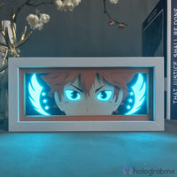 Boite lumineuse Hinata Shoyo Haikyuu allumée turquoise, regard combatif et ailes lumineuses illuminées en bleu-vert vif