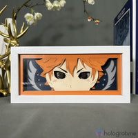 Boite lumineuse Hinata Shoyo Haikyuu éteinte, cadre blanc fond orange avec ailes découpées de chaque côté du visage