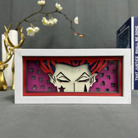 Boite lumineuse Hisoka Hunter x Hunter, visage souriant avec étoile rouge et cheveux bicolores sur fond rose fuchsia
