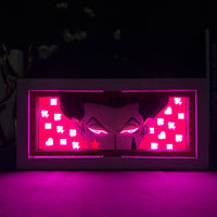 Boite lumineuse Hisoka rétroéclairage rose intense en ambiance sombre, motifs cartes à jouer cœurs et trèfles lumineux