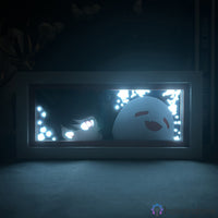 Boite lumineuse Hu Tao Genshin Impact éclairée blanc intense dans l'obscurité, duo personnage et fantôme avec fleurs de