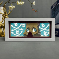 Boite lumineuse Inosuke Hashibira allumée bleu clair, masque de sanglier expressif avec motifs Demon Slayer découpés