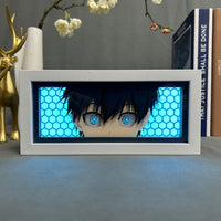 Boite lumineuse Isagi Yoichi cadre blanc, visage anime aux yeux bleus lumineux sur fond hexagonal décoration chambre