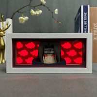 Boite lumineuse Itachi cadre blanc LED rouge portrait Itachi Uchiha fond nuages Akatsuki rouges, bureau