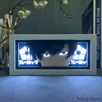 Boite lumineuse Itoshi Rin Blue Lock allumée blanc, regard intense et logo Blue Lock illuminé en blanc vif, posée sur bureau