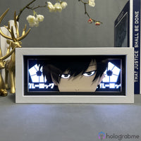 Boite lumineuse Itoshi Rin Blue Lock lumière blanche allumée, visage sérieux avec logos foot illuminés, décoration gaming