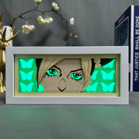 Boite lumineuse Jolyne Cujoh JoJo allumée vert turquoise, papillons lumineux découpés encadrant le visage du personnage