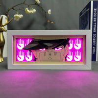Boite lumineuse Jotaro Kujo JoJo allumée rose, visage sous la casquette encadré de mains découpées en papier multicouche