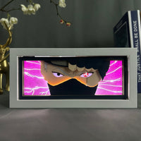 Boite lumineuse Kakashi illuminée en rose magenta, regard intense avec sharingan et éclairs blancs décoration anime
