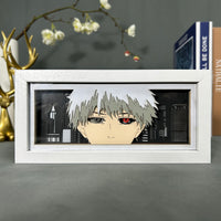 Boite lumineuse Ken Kaneki Tokyo Ghoul, regard bicolore sur fond cityscape noir et blanc avec gratte-ciels découpés