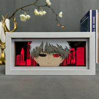 Boite lumineuse Ken Kaneki Tokyo Ghoul cadre blanc, cityscape rouge et visage mi-humain mi-goule décoration chambre anime