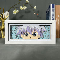 Boite lumineuse Kirua Hunter x Hunter cadre blanc, visage aux cheveux violets et grands yeux bleus sur fond clair