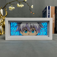 Boite lumineuse Kirua cadre blanc éclairage bleu cyan, cheveux violets et yeux bleus avec motifs chiffres 99 dorés