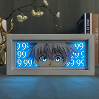 Boite lumineuse Kirua éclairée en bleu, yeux bleus lumineux sur fond orné de chiffres 99 répétés décoration chambre anime