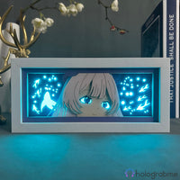 Boite lumineuse Kokomi Genshin Impact rétroéclairée en bleu turquoise, yeux bleus expressifs avec silhouettes de poissons